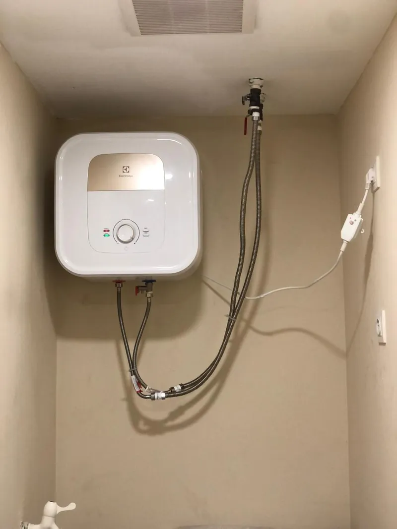 Water heater tenaga surya Electrolux terpasang di atap