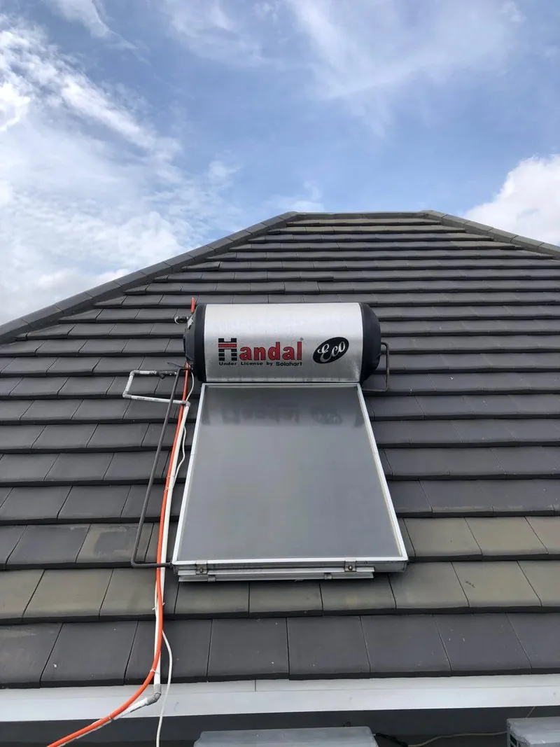 Water heater tenaga surya Handal terpasang di atap