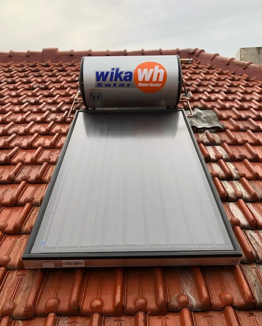 Water heater tenaga surya Wika terpasang di atap